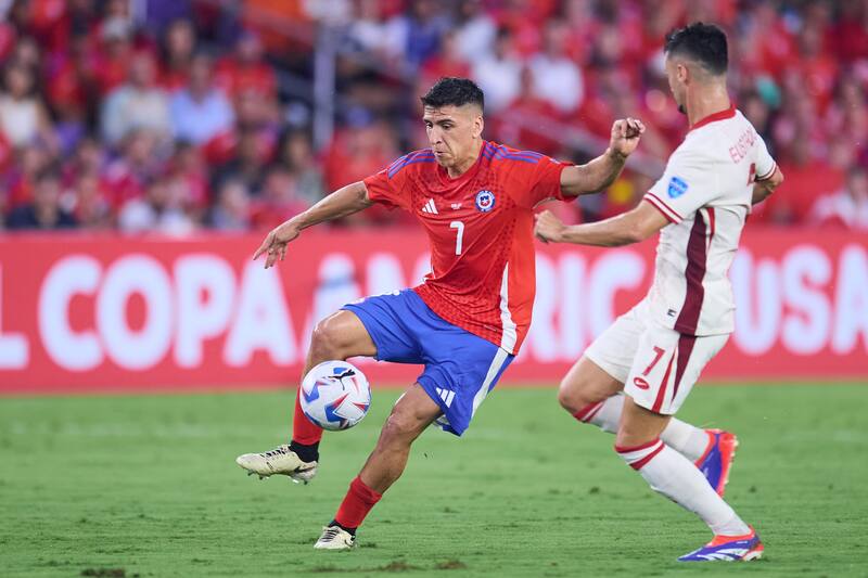 por Copa América y luego fue sustituido por Erick Pulgar.