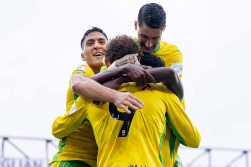Marcelino Núñez volvió a jugar con el Norwich City