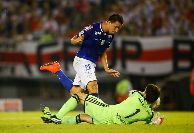 Marcelo Barovero atajando en River Plate.