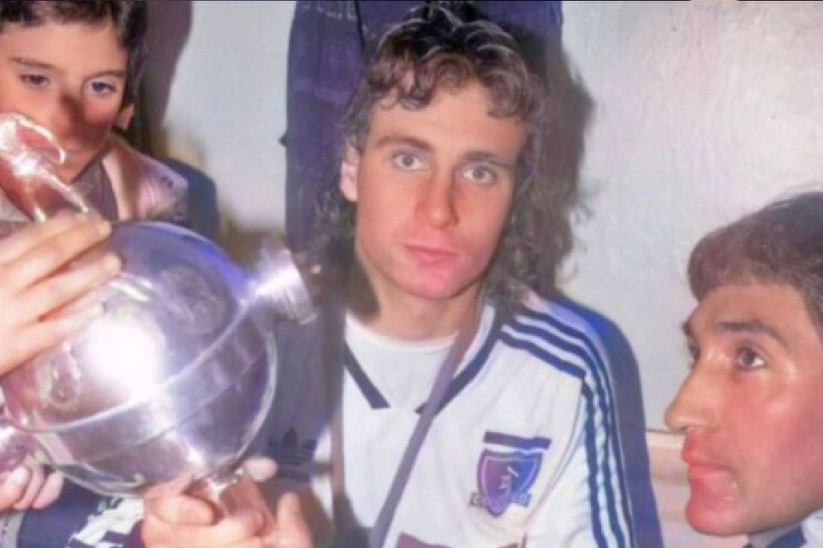 El "7" del pueblo vistiendo la camiseta del Cacique con la Copa Libertadores en mano.