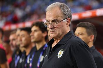 Polémico periodista argentino se une a Luis Suárez para criticar a Bielsa: el DT “Es un invento de la prensa”