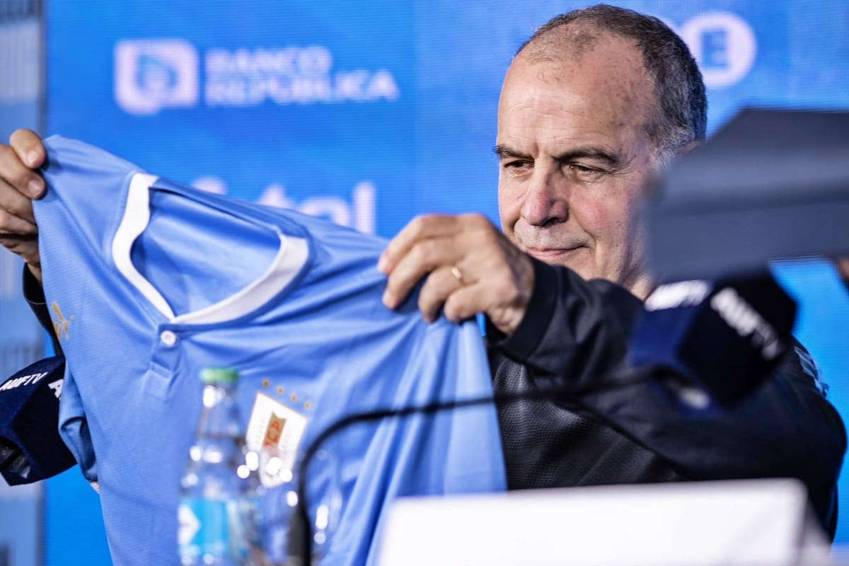 el día que asumió como DT de la selección uruguaya.