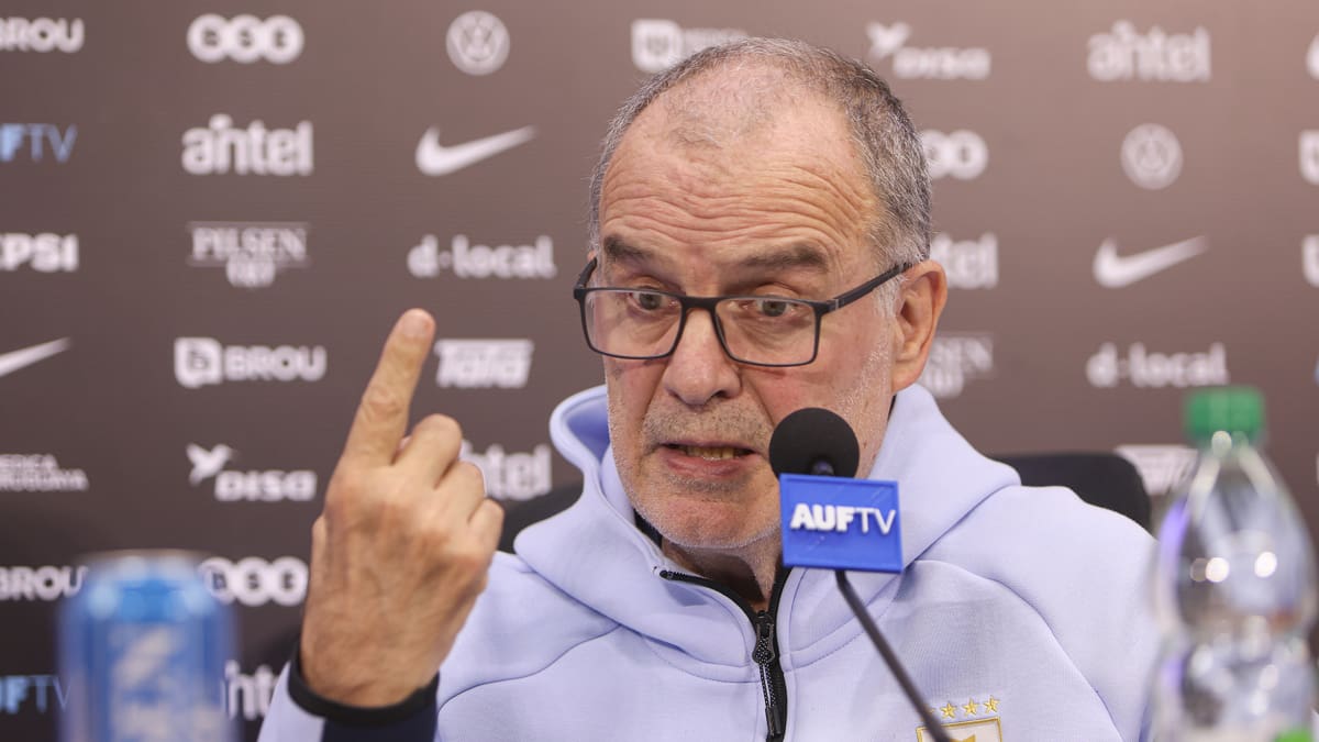 Marcelo Bielsa se acuerda de Chile a horas de su debut en el Mundial y le abre la puerta a La Roja