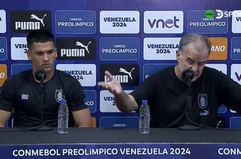 VIDEO | Se le acabó la paciencia: el acalorado cruce de Marcelo Bielsa con periodista tras su derrota frente a Chile