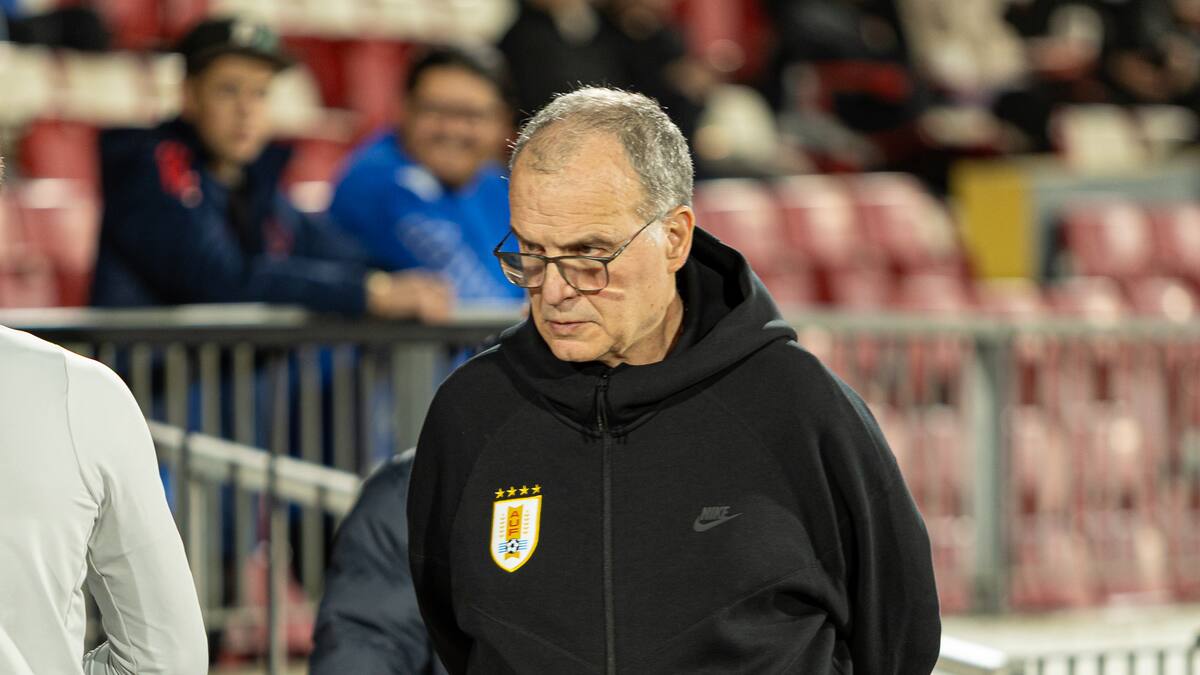 Marcelo Bielsa no estará en el partido entre Universidad Católica y Uruguay en el Claro Arena