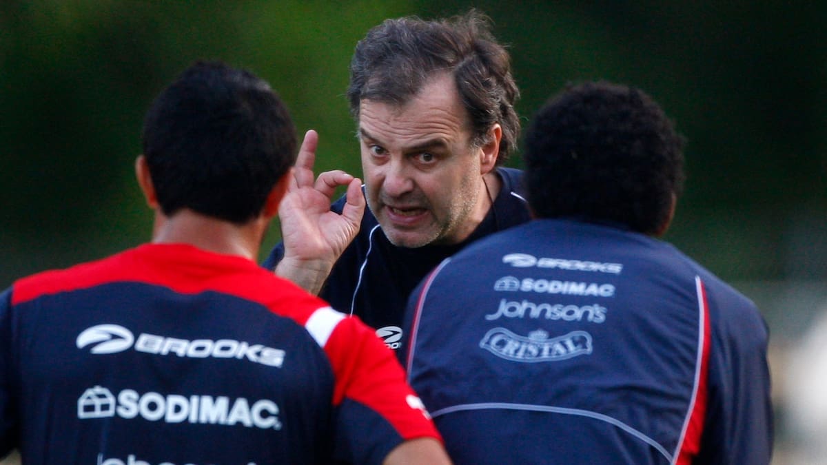 “Con Marcelo Bielsa muchos pasamos a ser más profesionales, a cuidarnos. Y él no te iba a perdonar ninguna”