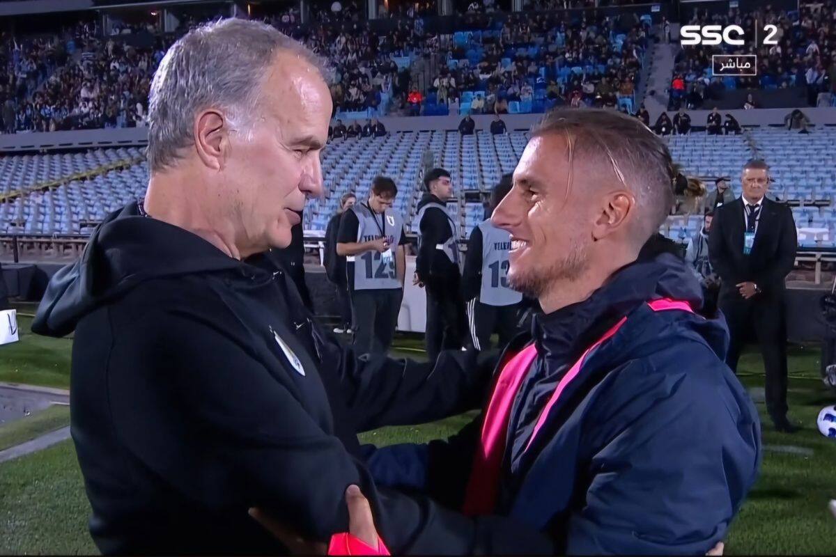 y Sebastián Beccacece se saludan en el Estadio Centenario.