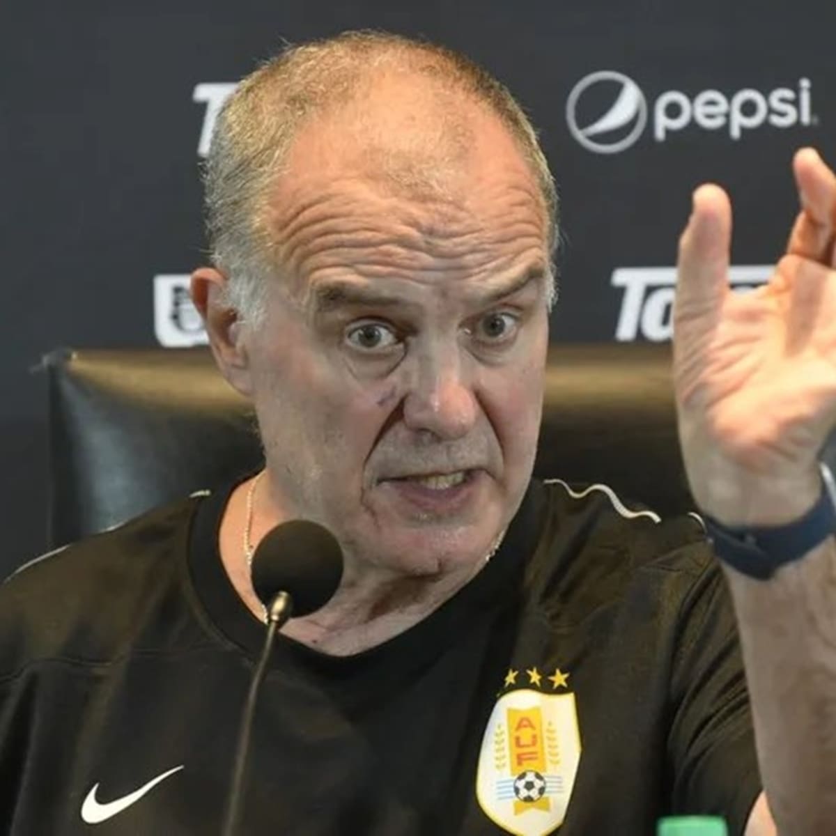 Marcelo Bielsa negó conflicto con las estrellas que marginó de la nómina mundialista de Uruguay