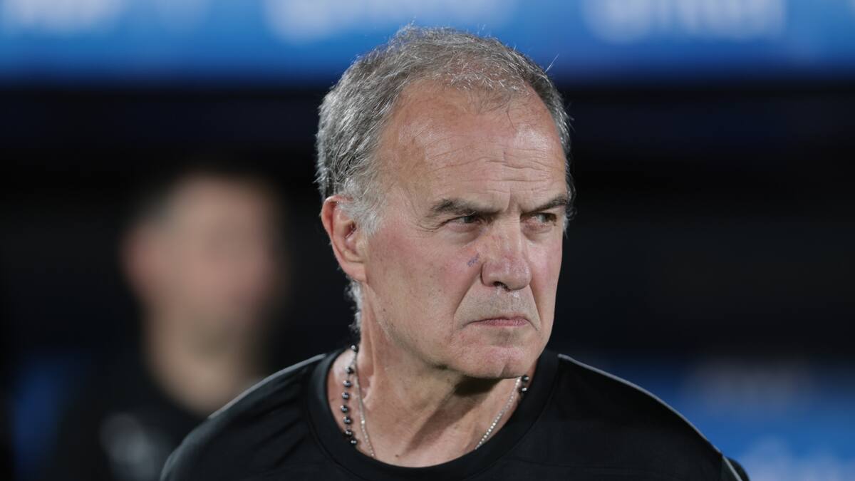 Sacó al baile a Marcelo Bielsa: ex DT de la U barrió el piso con los entrenadores “payasos”