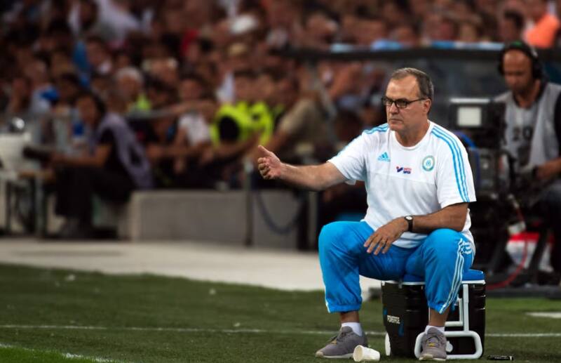 El actual seleccionador de Uruguay y ex DT de Chile también conoció de cerca cómo se conduce Vincent Labrune.