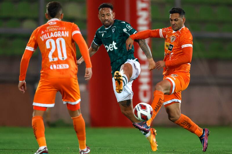 Disputando un balón en el partido entre Santiago Wanderers y Cobreloa.