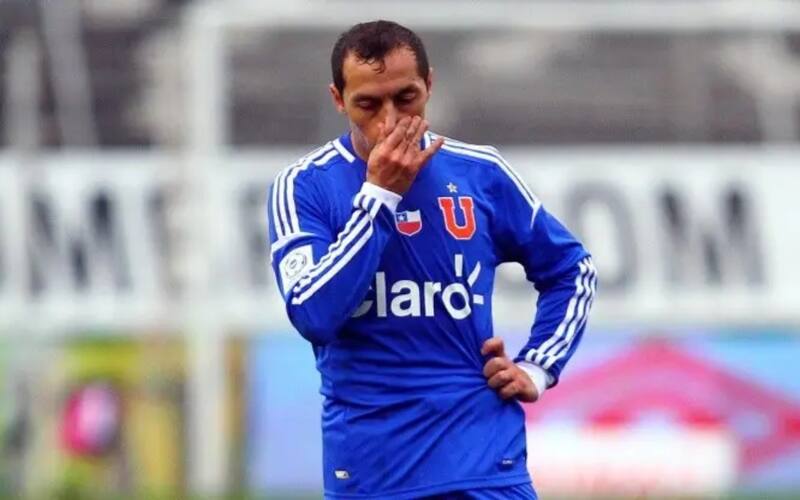 Jugando un partido por Universidad de Chile en 2012.