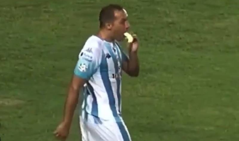 El chileno se comió un plátano en pleno partido contra Independiente y terminó anotando el gol del triunfo para Racing