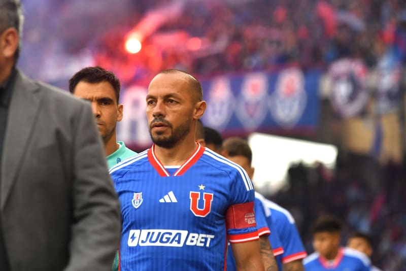 Marcelo Díaz actualmente juega en Universidad de Chile.