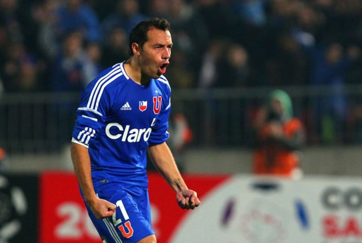 Marcelo Díaz vistiendo la camiseta de la U.