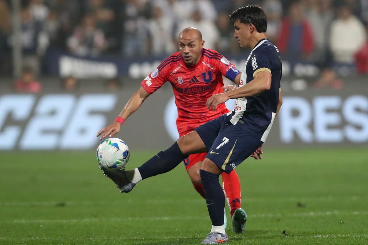 Marcelo Díaz en U. de Chile vs Alianza Lima por Copa Sudamericana. EFE