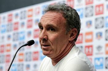 “Para Almirón es espectacular tener a Arturo Vidal, porque le absorbe toda la presión y es desfachatado con el rival”