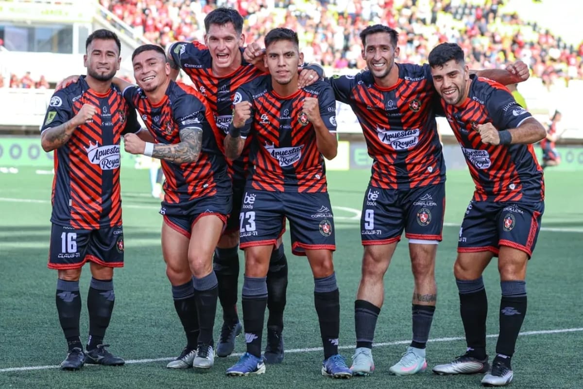 El lateral celebrando con sus compañeros en Limache. Foto: Instagram @marce_f4