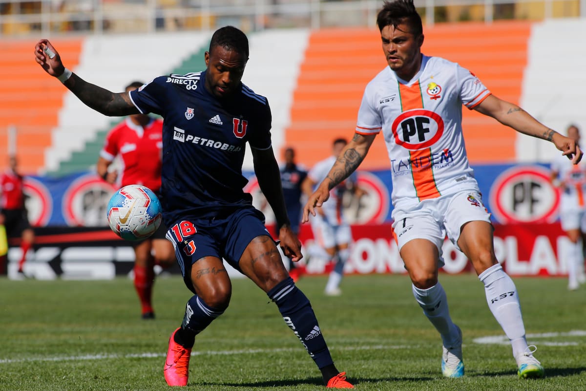 El defensor enfrentando a la U, su exequipo. Foto: Agencia Aton.