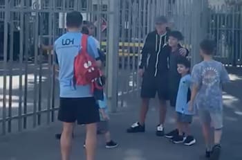 VIDEO | La especial visita que tuvo la U en Rancagua: hasta se tomó fotos con los hinchas de O’Higgins