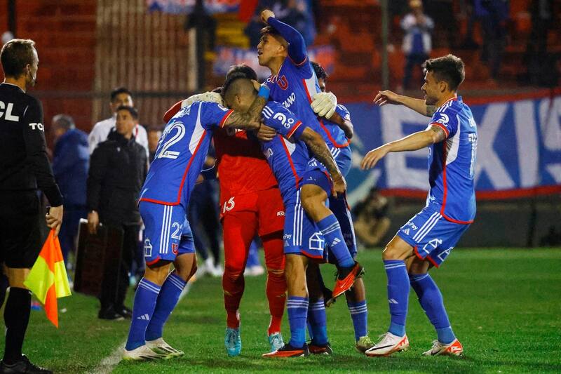 celebra junto a sus compañeros en el triunfo de Universidad de Chile de la fecha pasada sobre Audax Italiano.