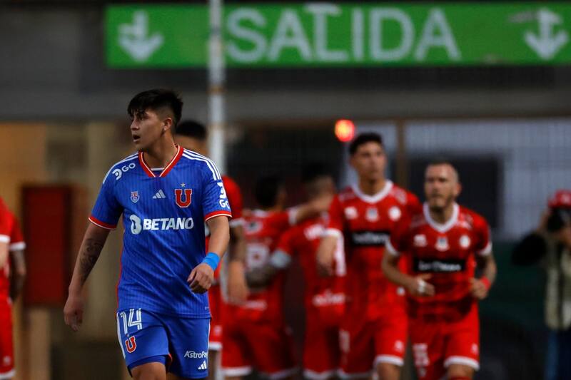 debe definir su futuro en Universidad de Chile.