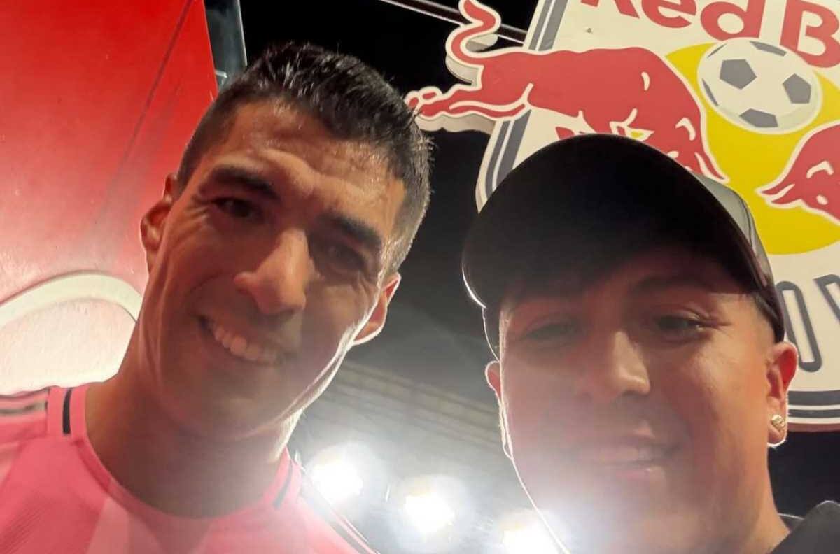 No juega, pero se divierte: Marcelo Morales aparece con Luis Suárez en goleada contra su equipo