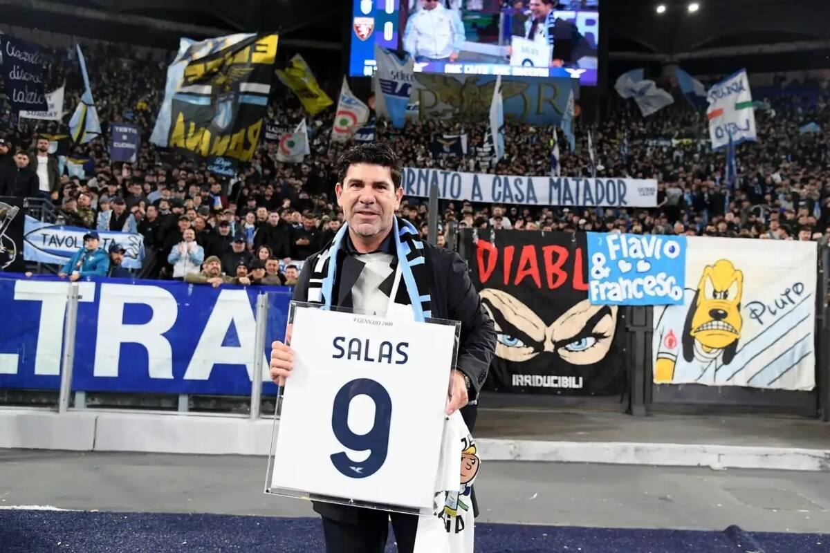 El exdelantero chileno fue homenajeado en su visita al partido de la Lazio.
