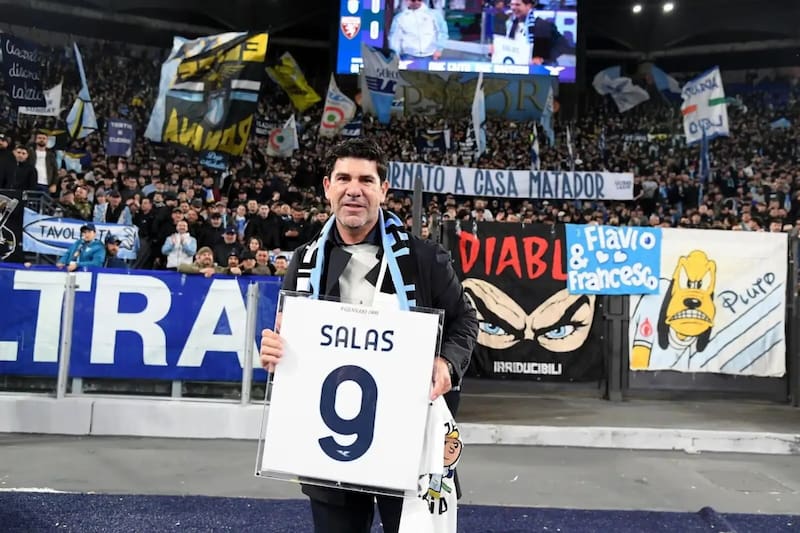 El exdelantero chileno fue homenajeado en su visita al partido de la Lazio.