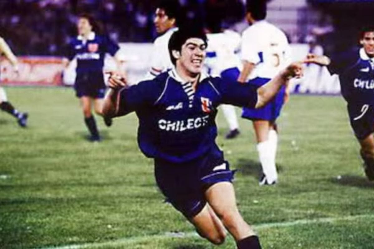 El Matador celebrando su gol a la UC en 1994.