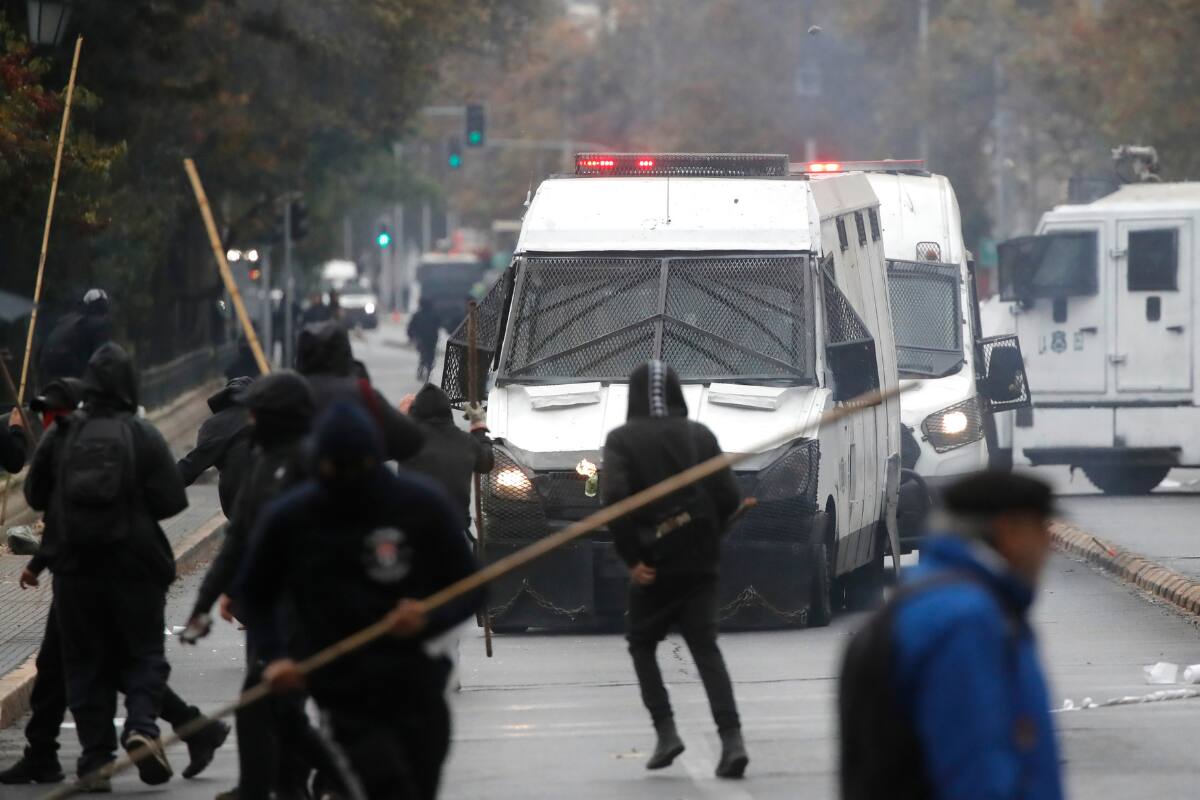 Durante la manifestación se produjeron algunos disturbios, los que dejaron a varias personas detenidas.