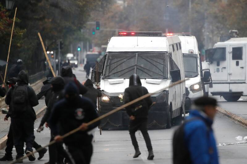 Durante la manifestación se produjeron algunos disturbios, los que dejaron a varias personas detenidas.