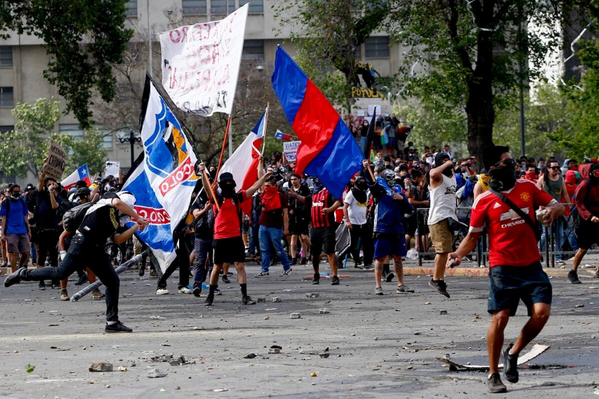Santiago 23 octubre 2019.
Manifestantes se enfrentan a Fuerzas Especiales de Carabineros, durante el paro nacional llamado para este 23 y 24 de octubre. En la fotografa, Hinchas de Universidad de Chile y Colo Colo, se unen en protesta en contra el gobierno.
Ramon Monroy/Aton Chile