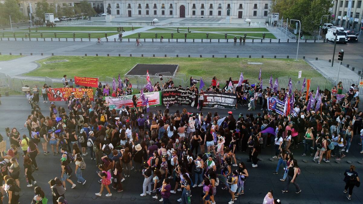 Carabineros informa desvíos y cortes de tránsito en Santiago por marcha del 8M