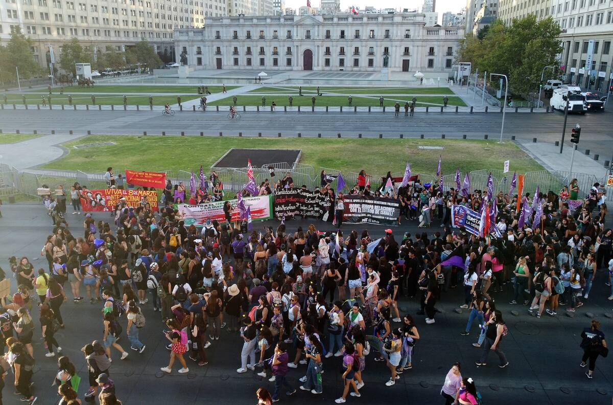 Carabineros informa desvíos y cortes de tránsito en Santiago por marcha del 8M