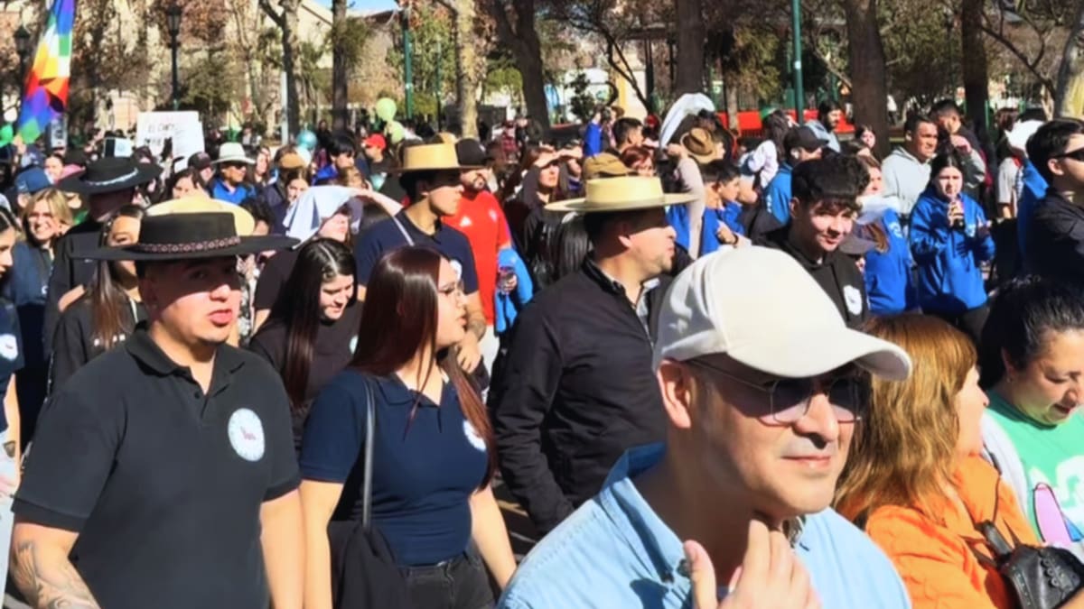VIDEO | Masiva marcha en San Bernardo: Senadora Campillai exige evitar recortes en importante pulmón verde de la RM