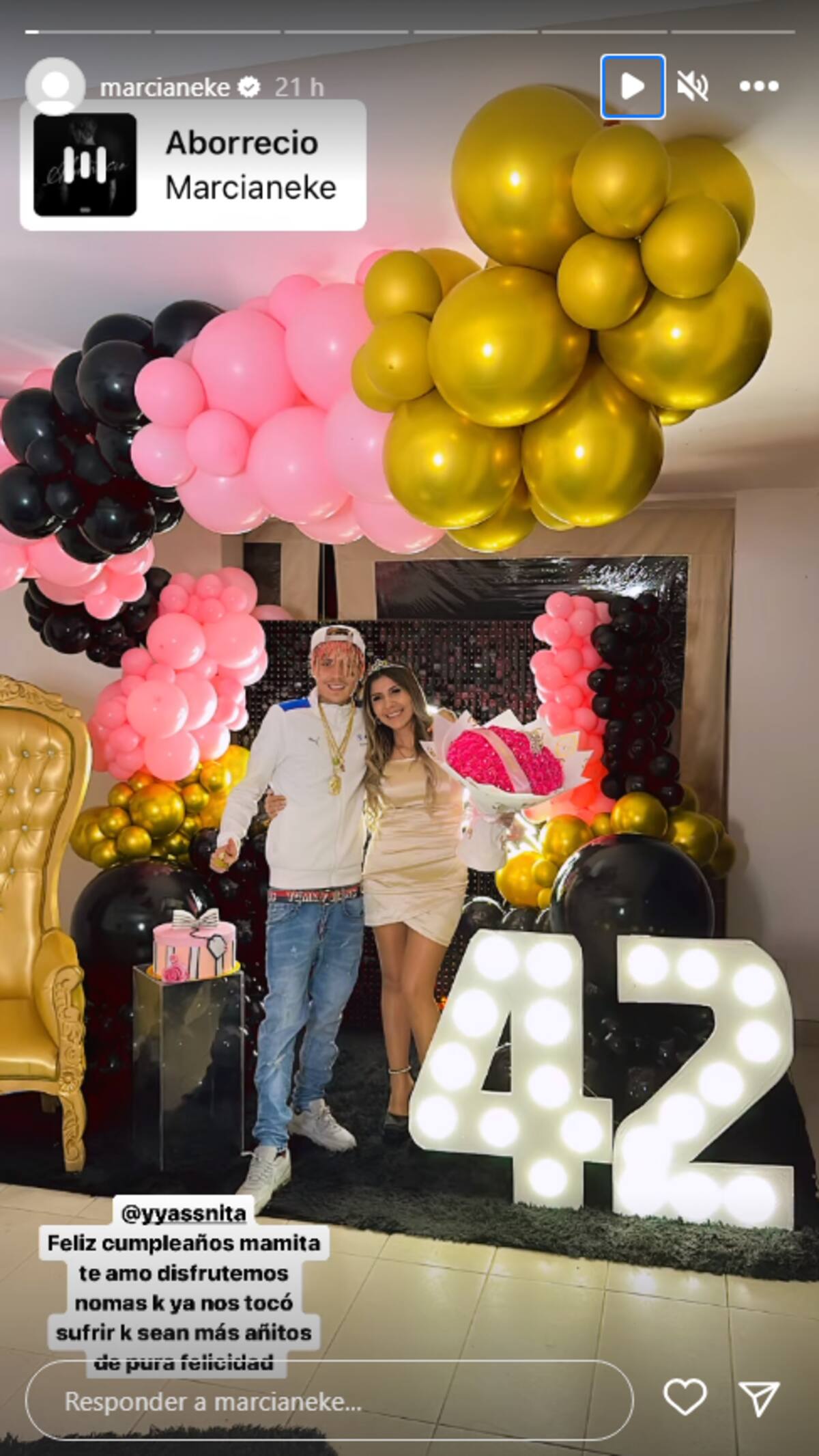 A través de redes sociales, Marcianeke subió una serie de fotos de la celebración de Yasna Muñoz, la madre del artista urbano.