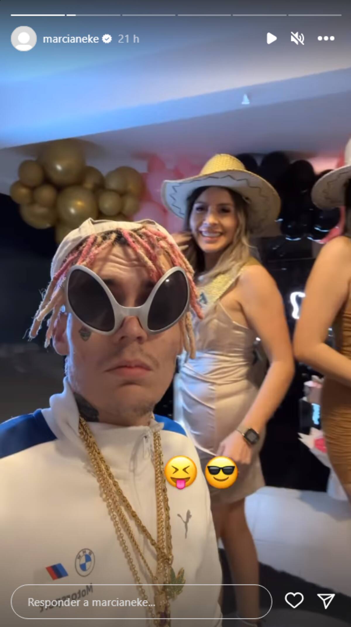 A través de redes sociales, Marcianeke subió una serie de fotos de la celebración de Yasna Muñoz, la madre del artista urbano.