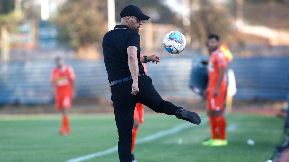 “Es cuestión de días”: Carlos Caszely lo propuso para ser DT de Chile y ahora quedará libre