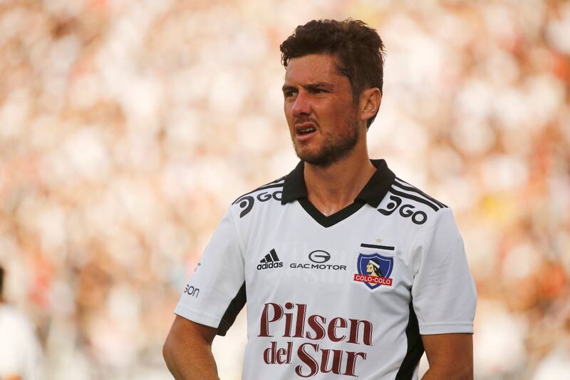 Marco Rojas no la pasa bien.