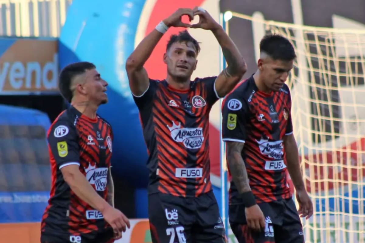 El delantero en Deportes Limache. Foto: @arturiamarcos en Instagram.