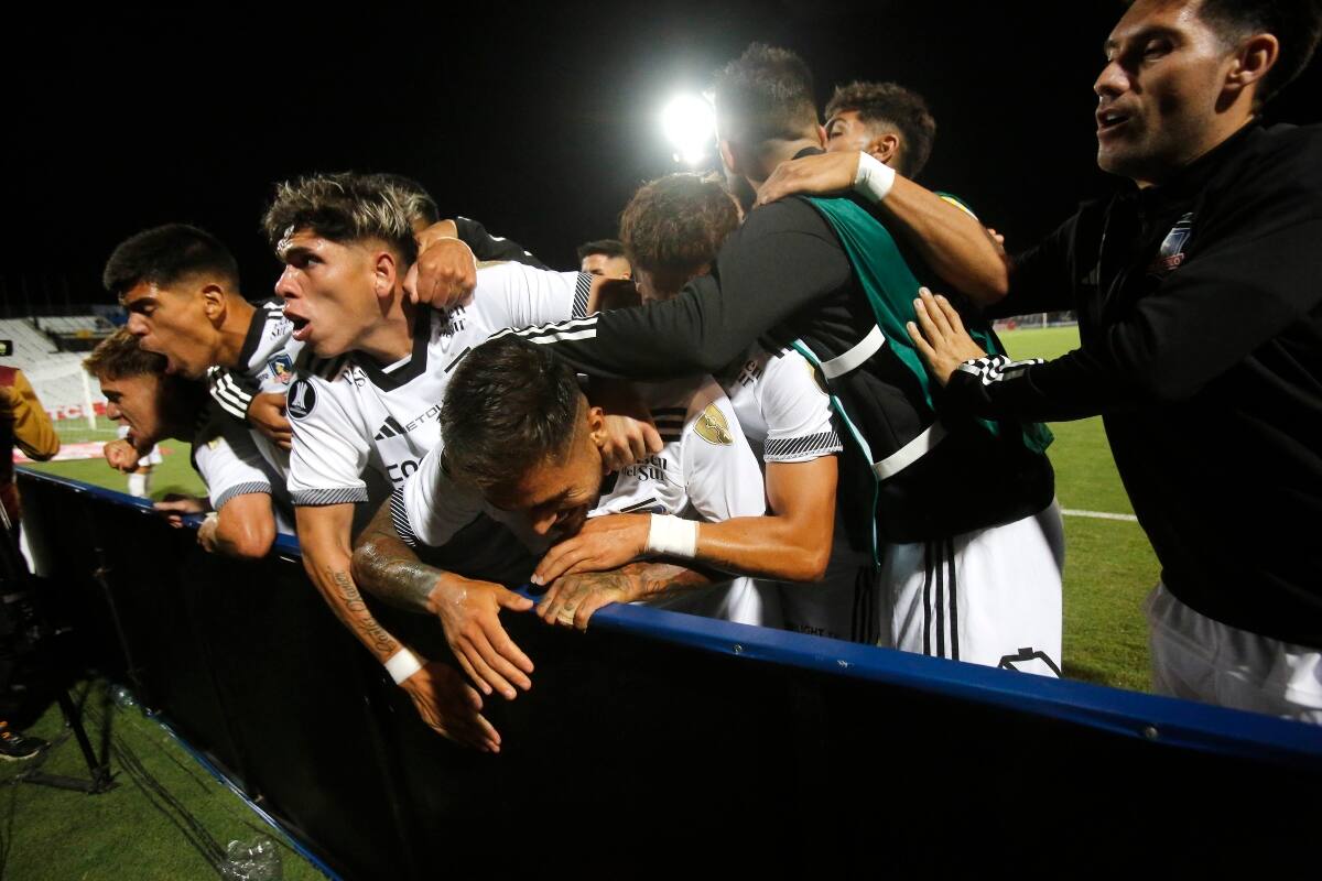 celebrando en Colo Colo por Copa Libertadores.