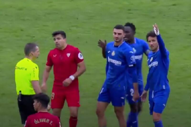 conversando con el árbitro del partido del Getafe vs Sevilla.