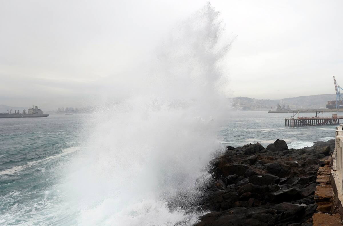 Armada emite alerta por marejadas en las costas de Chile
