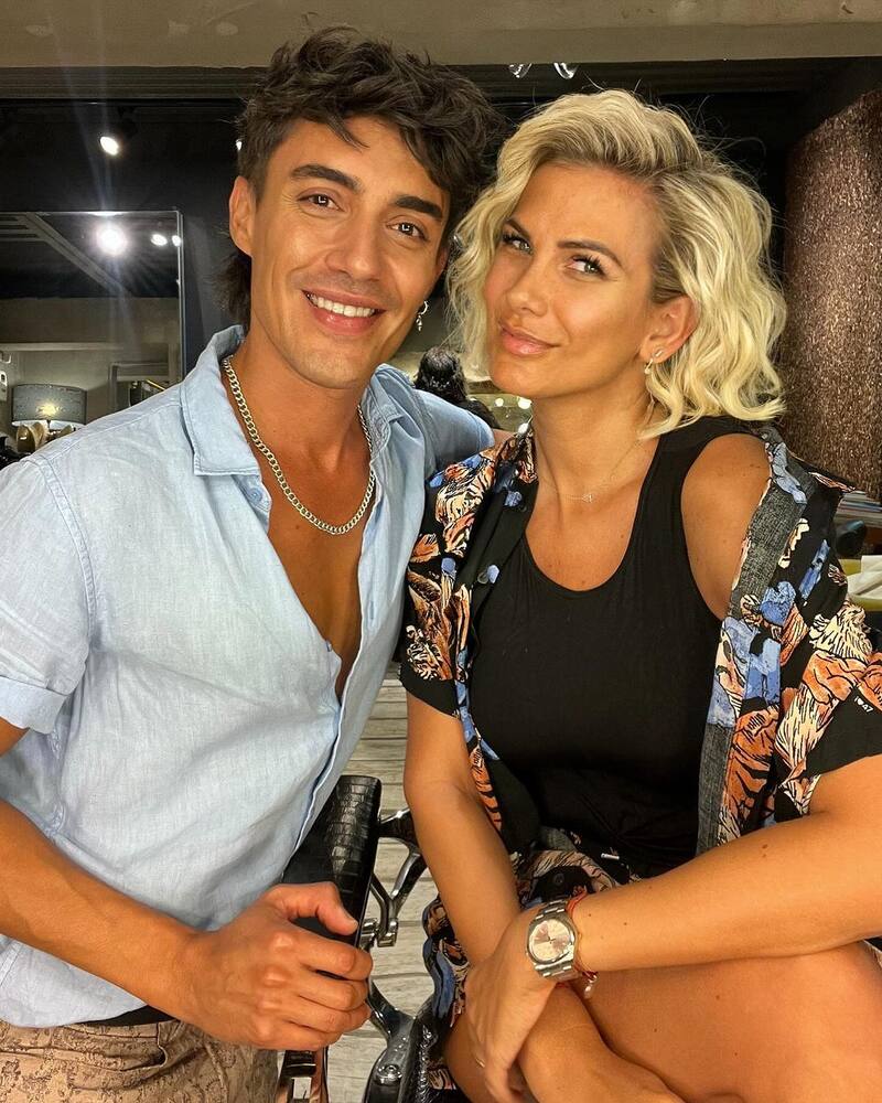 María Alberó junto a su peluquero, Rodrigo Castro