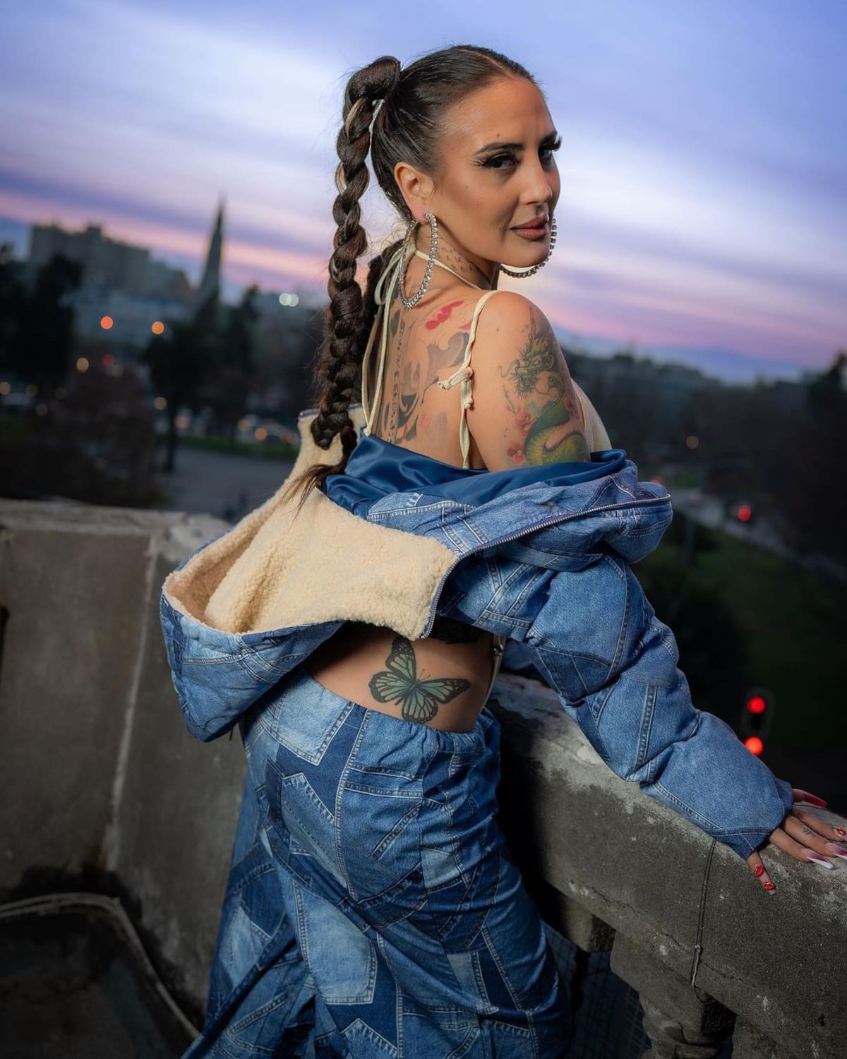 La famosa locutora radial de Radio Carolina también ha explotado su faceta artística y ha realizado distintas colaboraciones con connotados cantantes chilenos.