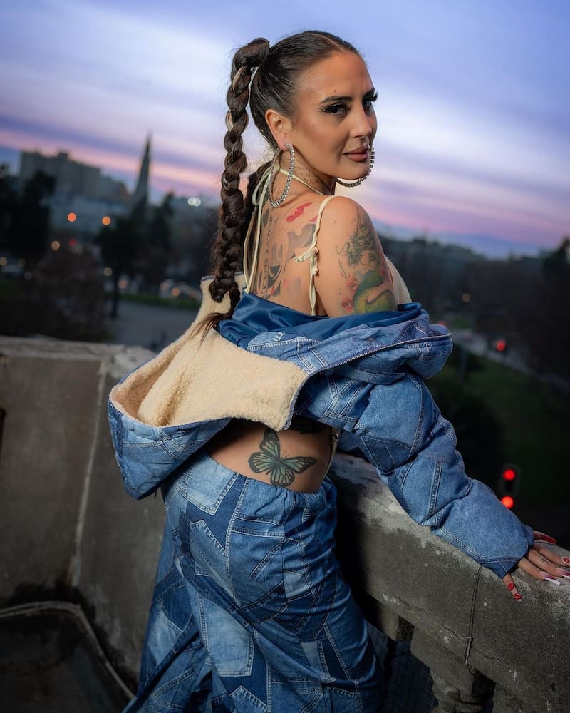La famosa locutora radial de Radio Carolina también ha explotado su faceta artística y ha realizado distintas colaboraciones con connotados cantantes chilenos.