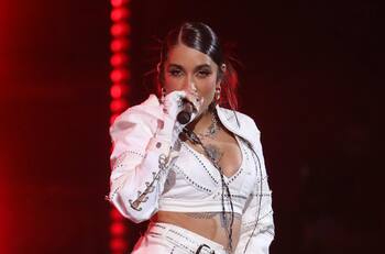 María Becerra rompe en lágrimas en el Festival de Viña 2024 por los incendios forestales de la Región de Valparaíso