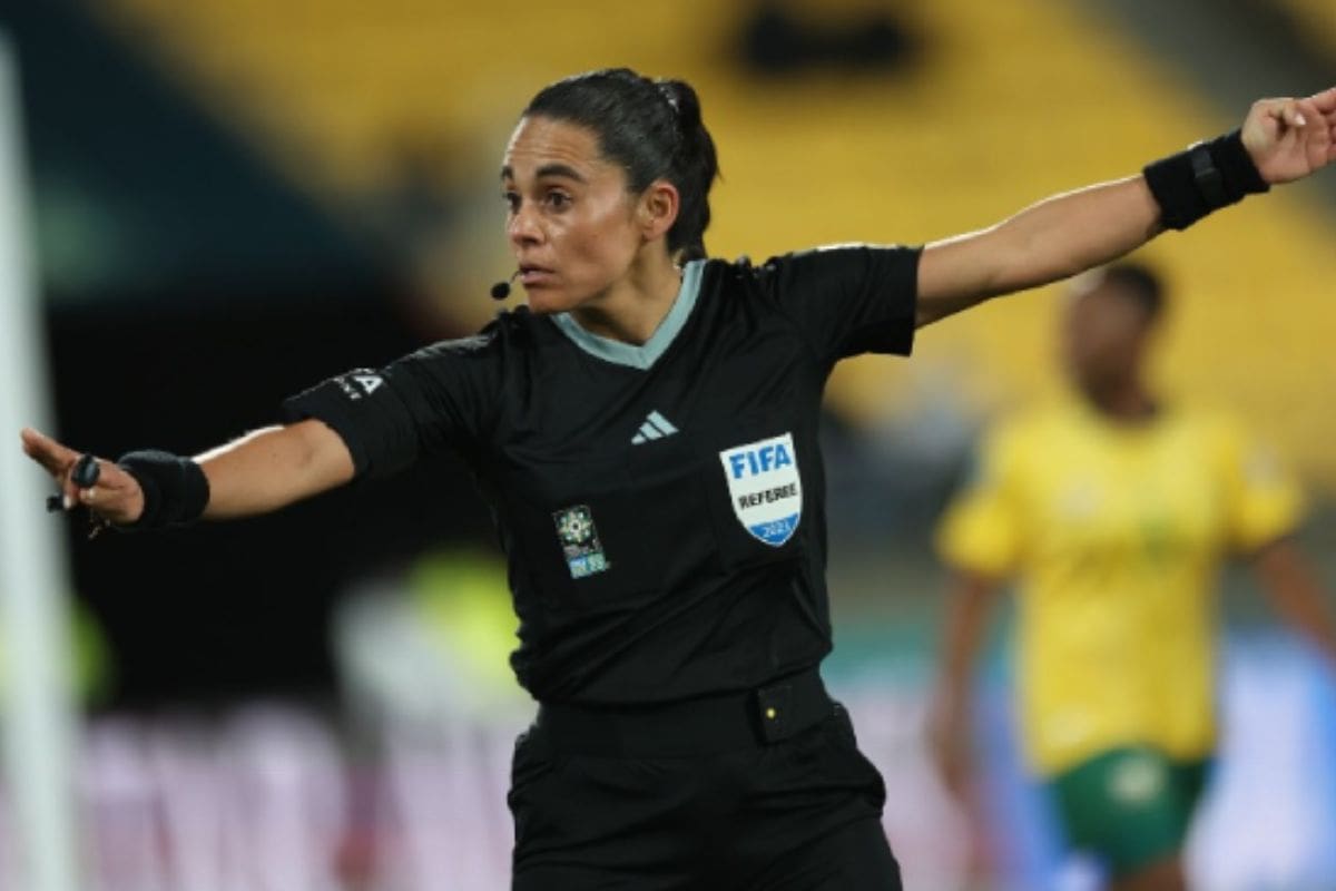 La árbitra más importante en la historia de Chile y, además, ex futbolista de La Roja. Foto: FIFA.