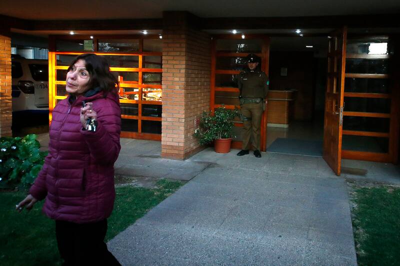 La conserje del edificio donde se produjo el triple parricidio entrega su testimonio a los medios de comunicación.